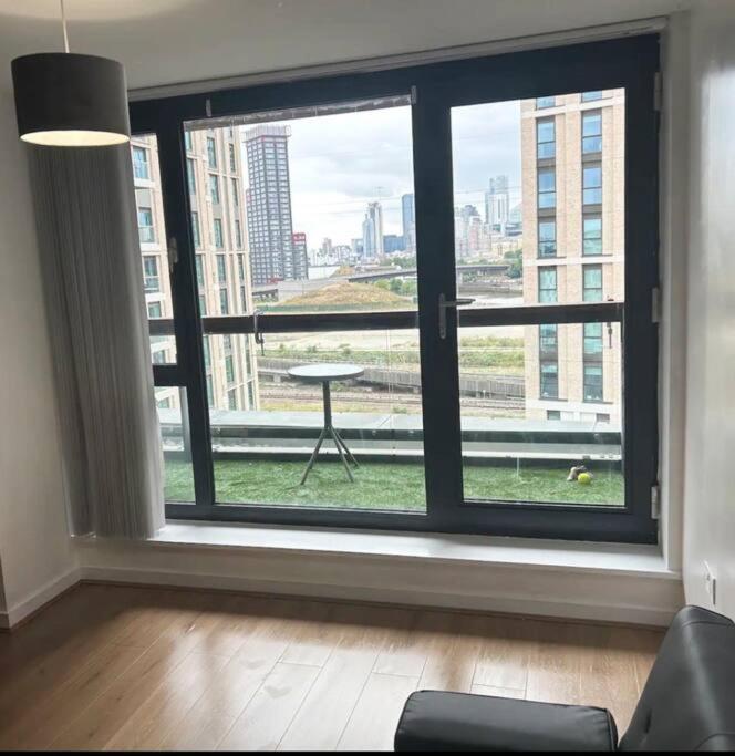 2 Bed Apartment Close To Station With Parking Londres Exterior foto