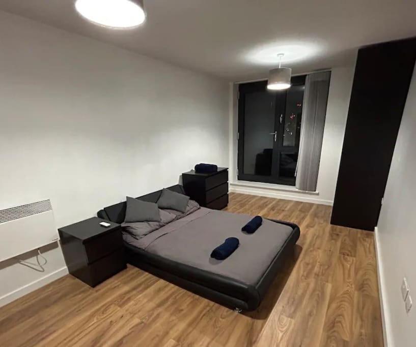 2 Bed Apartment Close To Station With Parking Londres Exterior foto